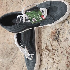 Women's/Men's Gray Suede Sneakers Sz. 8W or 6½M